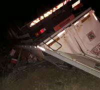 Xique-Xique: Grave acidente envolvendo um caminhão-baú e um Uno deixa feridos e vitima fatal 