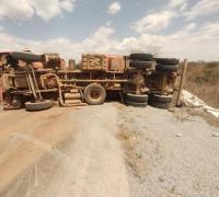Lapão: Motorista perde controle e caminhão carregado com brita tomba em rodovia