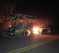 Ônibus com 45 passageiros pega fogo em rodovia próximo a Morro do Chapéu