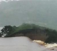 Barragem se rompe na Bahia e água invade povoado e rodovia
