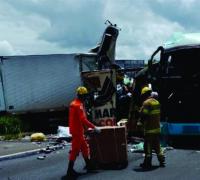 Acidente entre ônibus da emtram e caminhão deixa dois feridos