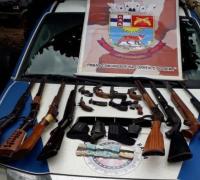 Polícia intercepta veículo e apreende 15 armas em Xique-Xique