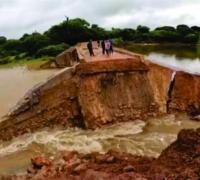 Pela quinta vez, barragem rompe e deixa cerca de três mil pessoas isoladas no interior da Bahia