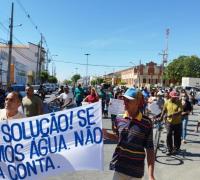 Moradores protestam em frente à sede da empresa Águas de Xique-Xique