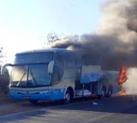 Ônibus da Novo Horizonte pega fogo na rodovia BR-122 em Minas Gerais