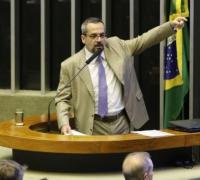 Ministro da Educação diz que bloqueio de recursos é culpa de Dilma e Temer