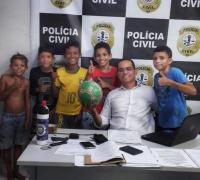 Crianças procuram delegacia após vizinha tomar bola, no Maranhão