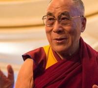 Com dores no peito, 14º Dalai Lama é internado na Índia