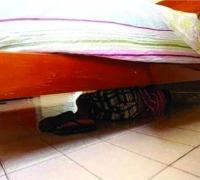 São Gabriel: Homem com mandado de prisão se esconde embaixo de cama