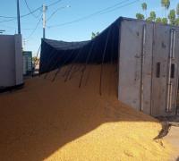 Semi-reboque com mais de 400 sacas de milho tomba em Xique-Xique (BA).