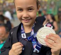 Promessa do jiu-jítsu de Irecê: Beatriz Dourado, 7 anos, conquista medalha de Ouro na Categoria Masculina no XV Bonfim Open de Jiu-jítsu