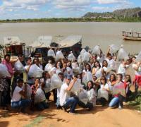Codevasf lança 55 mil alevinos no rio São Francisco em Bom Jesus da Lapa (BA)