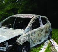 Corpo carbonizado é encontrado em porta-malas de veículo queimado no interior da Bahia