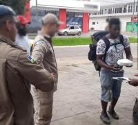 Imigrante é hospitalizado após ganhar marmita com pedaços de vidro em Vilhena, RO