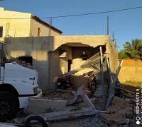 Caminhão desgovernado invade casa em Irecê