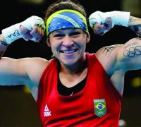 No dia do aniversário, Bia Ferreira vence a quarta luta profissional no boxe por nocaute