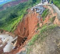 Carro com três passageiros cai em cratera que se abriu na BR-101, trecho do Extremo Sul da Bahia