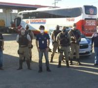 Quatro veículos que faziam transporte interestadual clandestino de passageiros são apreendidos em Guanambi