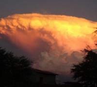 “Nuvem de fogo” aparece em cidades baianas e moradores brincam com “fim do mundo”
