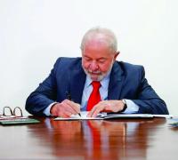 Lula assina decreto que reajusta salário mínimo para 1.412