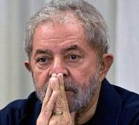 Preso há 1 ano, Lula mantém PT sob controle e orienta ação da sigla
