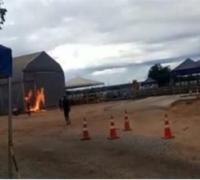Moradores de povoado baiano incendeiam galpão com 28 infectados por covid-19