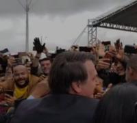 Bolsonaro quebra o protocolo e se mistura com o povo em Vitória da Conquista