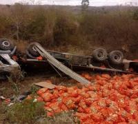 Caminhão da região de Irecê carregado de cebola tomba em rodovia