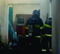 Corpo é retirado dos escombros após incêndio em casa em Jequié, na Bahia