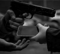 Mulher tem celular roubado por dupla em assalto próximo ao Motel Mania