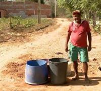 Moradores reclamam da falta de água há mais de 15 dias, em Barreiros de Itaguaçu da Bahia