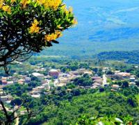 Surto de Covid-19 faz cidade de Minas Gerais se trancar e decretar emergência