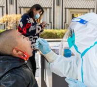 China pede à população que estoque comida em meio a controle de novo surto de Covid