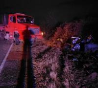 Homem morre após carro ser atingido na traseira por caminhão; outras cinco pessoas saíram feridas