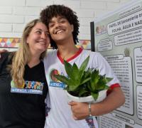 Estudante baiano descobre como fabricar papel com espada-de-são-jorge