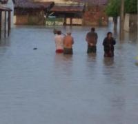 Paulo Afonso: Chuva deixa ruas alagadas e moradores de bairro afetado fazem protesto