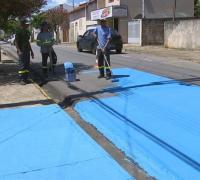 Ruas são pintadas de azul para diminuir o calor e gerar economia de energia elétrica no interior de SP