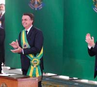 Bolsonaro assina decreto que fixa salário mínimo em R$ 998 em 2019