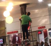 Bandido está entalado há 36 horas em tubulação de shopping em SP