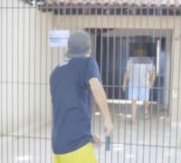 Youtuber viraliza com vídeo em que atira na casa de homem que chamou sua mãe de 