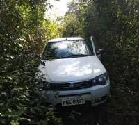 Carro tomado de assalto é encontrado em matagal; o veículo pertence ao bispo de Irecê 