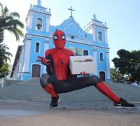  Driblando a crise, jovem se veste de Homem Aranha e vende trufas nas ruas de Brumado para pagar faculdade