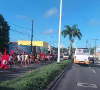 Protesto de integrantes do MST complica trânsito em Salvador