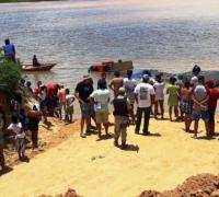 Caminhão cai de balsa e afunda em rio durante travessia entre Xique-Xique e Barra