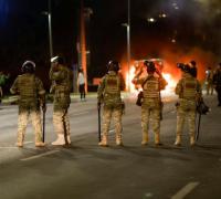 Manifestantes tentam invadir sede da PF e queimam veículos no DF