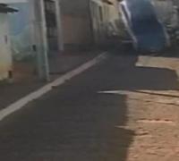 Gentio do Ouro: Câmera registra momento em que carro cai de caminhão guincho