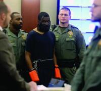 Homem que atacou juíza após ouvir condenação volta ao júri algemado, com máscara e luvas de proteção