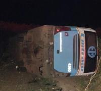 Ônibus que saiu de Ibotirama com destino a Irecê tomba na BA-161