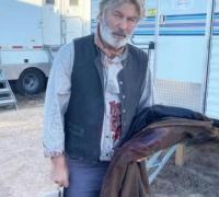 Alec Baldwin atira com arma cenográfica e mata diretora nas gravações de filme