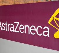Medicamento da AstraZeneca reduz mortes e casos graves de covid-19